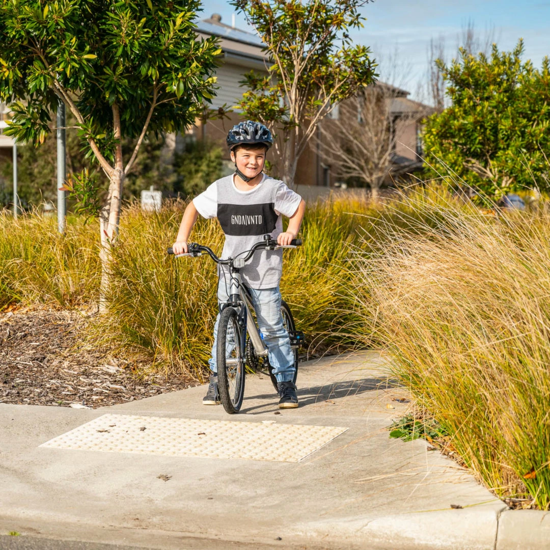 Bikes Apollo Neo 20" Kids Bike 6-Speed Brushed Alloy/Black/Orange 2 Bikes Apollo Neo 20" Kids Bike 6-Speed Brushed Alloy/Black/Orange