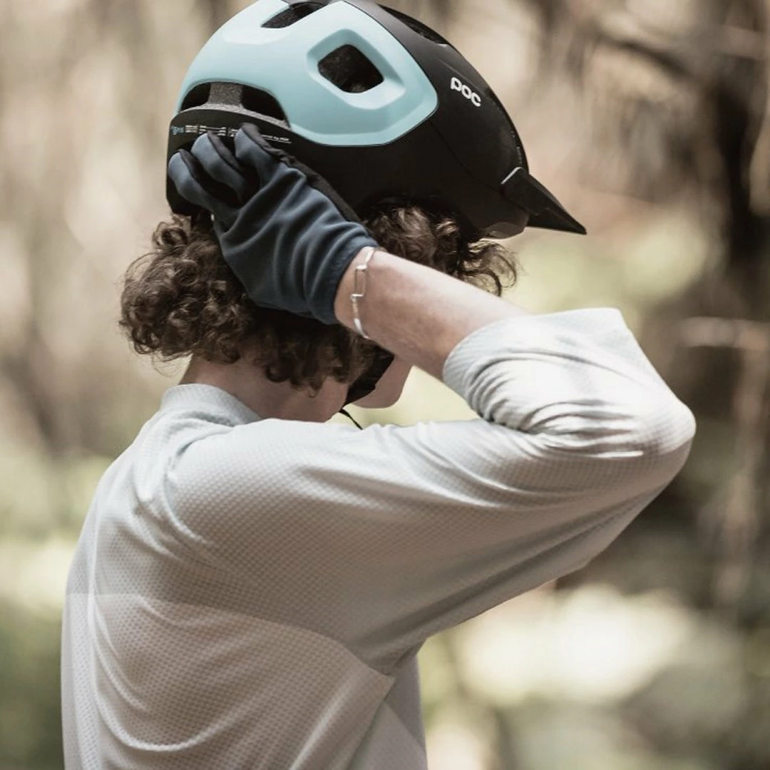 POC Axion Spin Helmet Uranium Black 6 POC Axion Spin Helmet Uranium Black