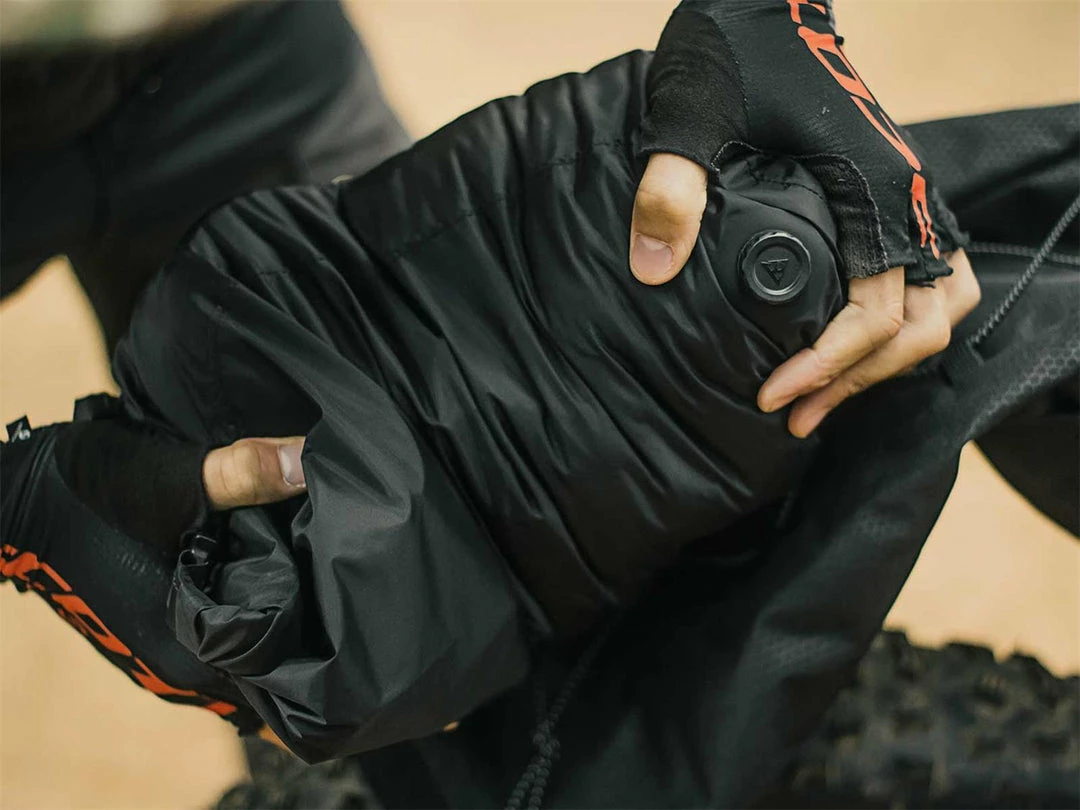 Accessories Topeak BackLoader 6L Seatpost Bag 4 Accessories Topeak BackLoader 6L Seatpost Bag